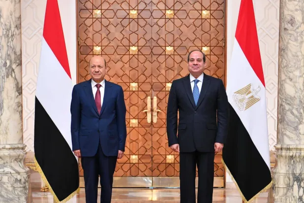 لقاء سابق بين الرئيس المصري عبد الفتاح السيسي ورئيس المجلس الرئاسي اليمني رشاد العليمي (الرئاسة المصرية)