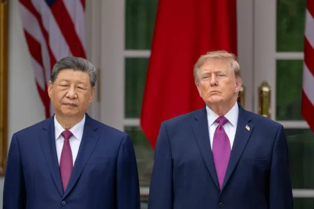 ABD Başkanı Donald Trump ve Çin Devlet Başkanı Şi Cinping, 24 Eylül Perşembe günü Beyaz Saray'ın Gül Bahçesi'nde düzenlenen askeri geçit törenini izlerken (DPA)