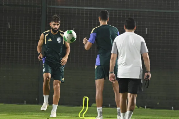 آل حجي خلال تدريبات «الأخضر» الجمعة (تصوير: علي خمج)