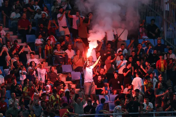 جماهير خلال حضورها إحدى مباريات تصفيات أفريقيا (إ.ب.أ)