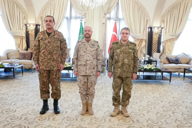 Suudi Arabistan, Türkiye ve Pakistan genelkurmay başkanları, cuma günü Riyad'daki toplantıda (Reuters)
