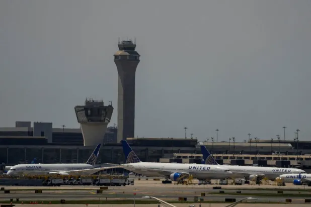 2025 yılında ABD’nin New Jersey eyaletindeki Newark Uluslararası Havalimanı’nda hava trafiğinin durmasının ardından apronda görülen uçaklar (Reuters)