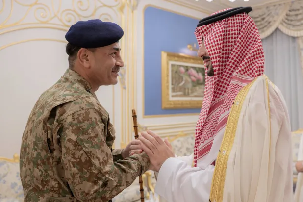 وزیر دفاع سعودی، شاهزاده خالد بن سلمان، در دیدار با فرمانده ارتش پاکستان، عاصم منیر (واس)