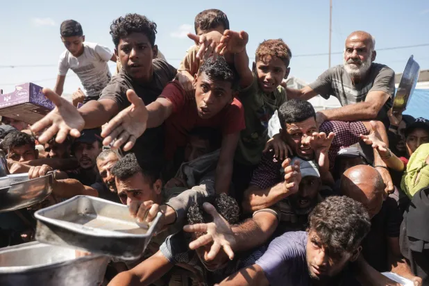 تهريب البضائع... سبيل الغزيين لمواجهة القيود الإسرائيلية