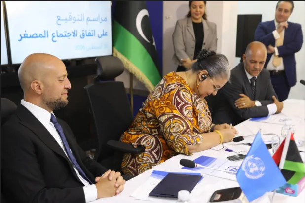المبعوثة الأممية في ليبيا هانا تيتيه لدى توقيع اتفاق «4+4» الأحد الماضي (البعثة الأممية)