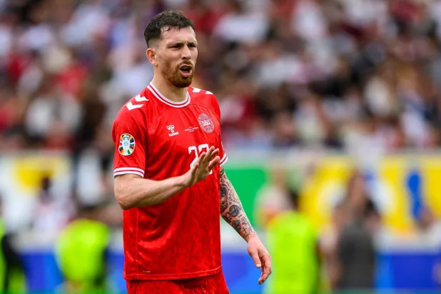 بيير إميل هويبرغ قائد المنتخب الدنماركي (د.ب.أ)