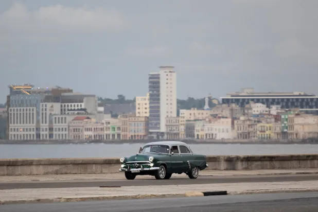 A classic American car drives along Malecon during a power outage in Havana, Cuba, September 18, 2026. REUTERS/Ricardo Arduengo