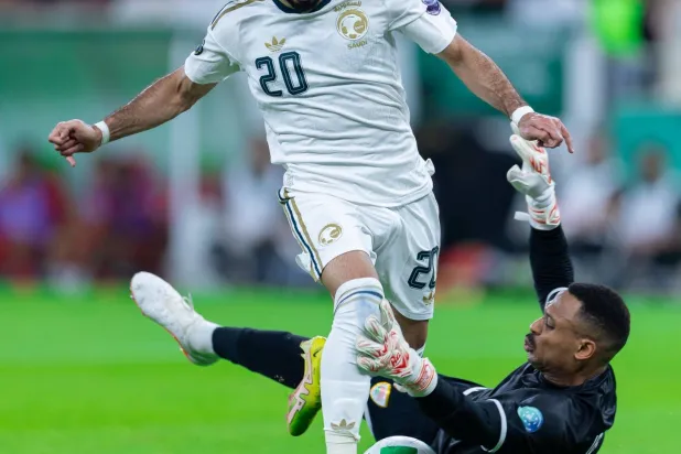 مندش في محاولة هجومية للأخضر (المنتخب السعودي)