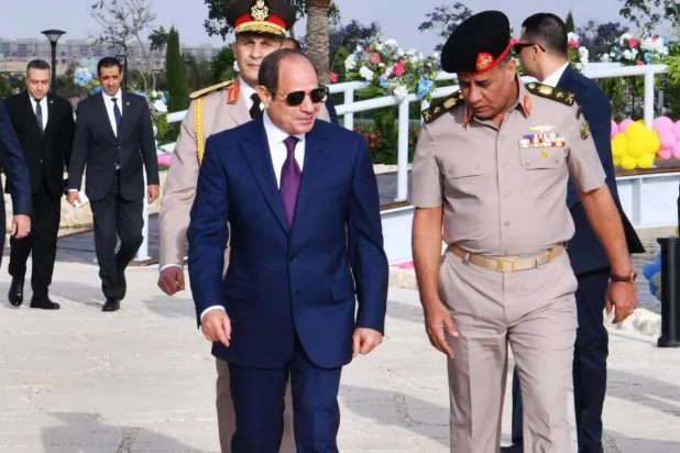 الرئيس المصري عبد الفتاح السيسي ووزير الدفاع أشرف سالم زاهر (الرئاسة المصرية)
