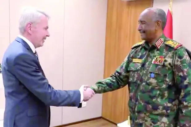 البرهان مستقبِلاً المبعوث الشخصي للأمين العام للأمم المتحدة إلى السودان بيكا هافيستو (إعلام مجلس السيادة)