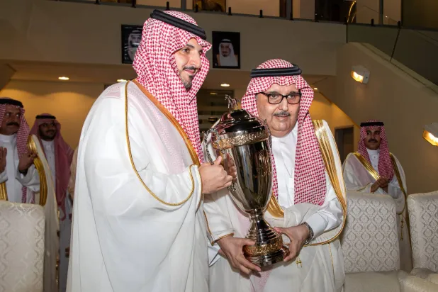الأمير عبد العزيز بن أحمد بن عبد العزيز خلال التتويج (الشرق الأوسط)