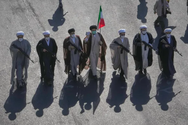 رجال دين يحملون بنادق خلال عرض «الفدائيين» في ساحة «انقلاب» (الثورة) وسط طهران 18 سبتمبر (أ.ب)