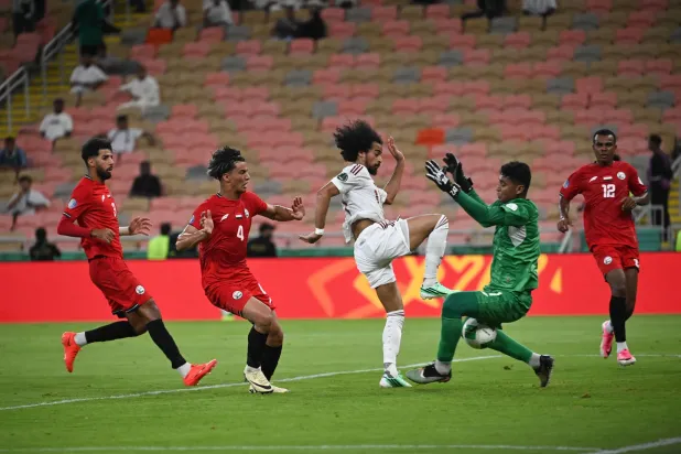 عفيف في محاولة هجومية أمام المرمى اليمني (تصوير: علي خمج)