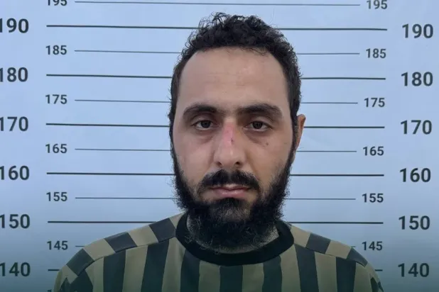 Suriye güvenlik güçlerinin çökertildiğini açıkladığı DEAŞ hücresine mensup gözaltındaki kişilerden biri (SANA)