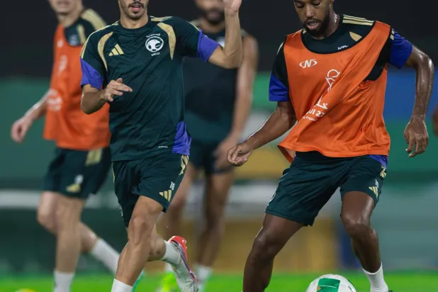 القحطاني ومختار علي خلال التدريبات (المنتخب السعودي)