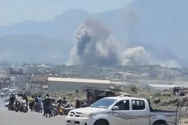 Taiz'de Husi hedefine düzenlenen saldırının ardından binaların yakınından dumanlar yükseldi (Reuters)