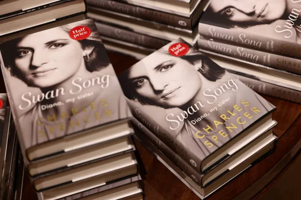 في «Swan Song» يكشف تشارلز سبنسر عن أسرار كثيرة في الحياة الخاصة لشقيقته (رويترز)