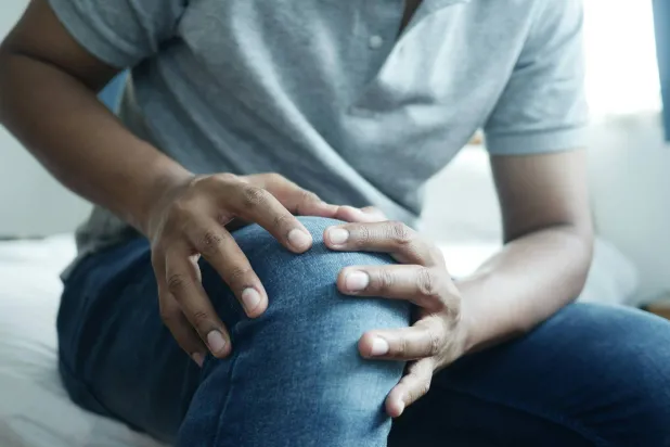 البرد قد يجعل العضلات والأربطة والمفاصل أكثر تيبساً وألماً (أرشيفية - بيكسلز)
