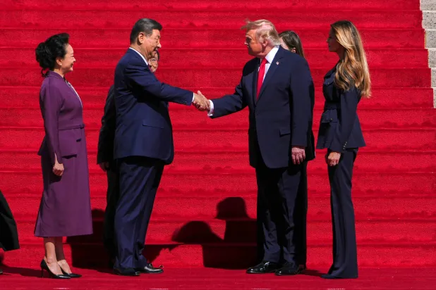 الرئيس الأميركي دونالد ترمب يرحب بنظيره الصيني شي جينبينغ أمام مقر المتحف الوطني في واشنطن (أ.ب)