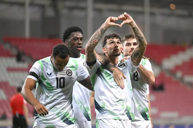 تروي باروت لاعب آيرلندا يحتفل بتسجيل الهدف الأول لمنتخب بلاده أمام إسرائيل في دوري الأمم الأوروبية (د.ب.أ)