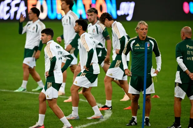 مدرب إيطاليا روبرتو مانشيني ولاعبو المنتخب خلال حصة تدريبية عشية مواجهة تركيا في دوري الأمم الأوروبية (أ.ف.ب)
