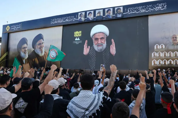 الأمين العام لـ«حزب الله» نعيم قاسم متحدثاً في الذكرى الثانية لاغتيال الأمينين العامّين الأسبق حسن نصر الله والسابق هاشم صفي الدين (أ.ف.ب)