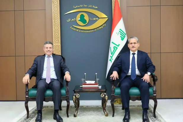 رئيس «هيئة النزاهة» (يمين) مع القائم بالأعمال الأميركي (واع)