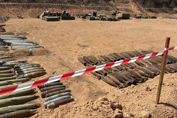 جانب من المتفجرات المستخرجة من مزرعة السويحلي في مصراتة على مدار 9 أشهر (البعثة الأممية)