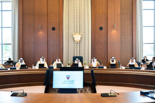 ولي العهد البحريني مترئساً جلسة مجلس الوزراء في قصر القصيبية الاثنين (بنا)