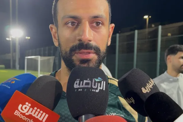 آل سالم في حديثه لممثلي وسائل الإعلام (الشرق الأوسط)