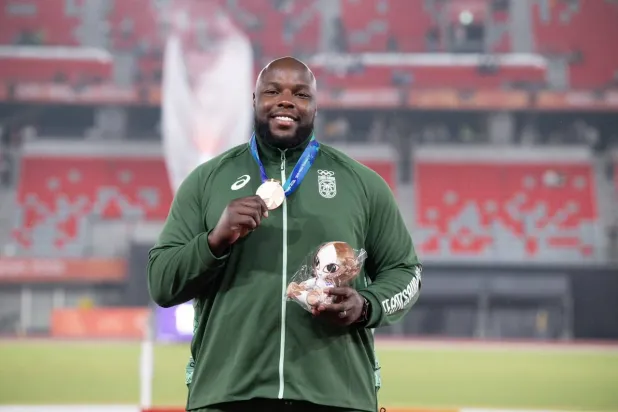محمد تولو لاعب فريق السعودية لألعاب القوى وصاحب الميدالية البرونزية لدفع الجلة (اللجنة الأولمبية والبارالمبية السعودية)