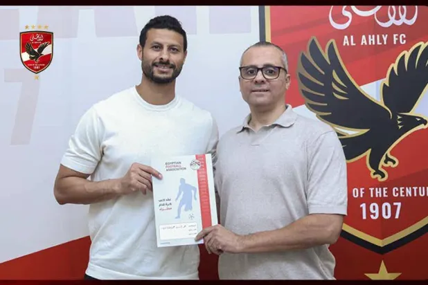محمد الشناوي حارس مرمى الأهلي المصري وقائده يحتفل بتمديد تعاقده (النادي الأهلي)