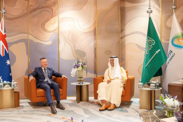 الأمير عبد العزيز بن سلمان خلال اجتماعه مع الوزير الأسترالي كريس بوين في جدة الاثنين (واس)