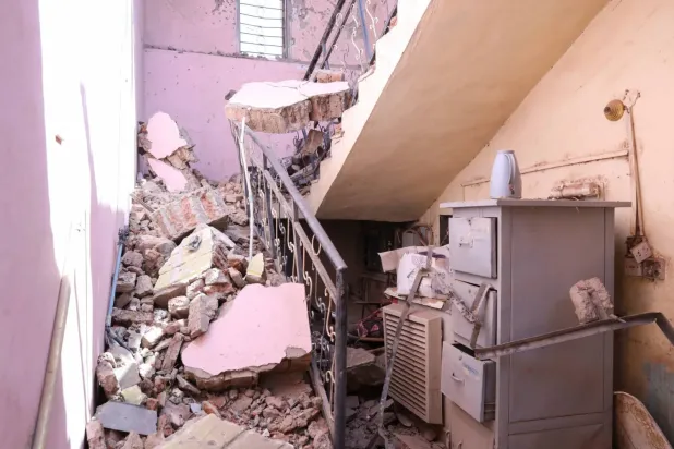 15 Eylül’de El-Ubeyyid kentinde düzenlenen İHA saldırısının ardından Kalkınma ve Teknoloji Bilimleri Fakültesi binasında etrafa saçılmış enkaz (Reuters)