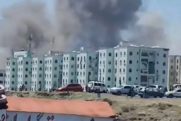 Taiz kentinin doğusunda Husilere ait mevzilere düzenlenen hava saldırısının ardından yükselen duman (Reuters)