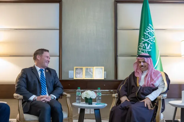 الأمير فيصل بن فرحان وزير الخارجية السعودي خلال لقائه المندوب الأميركي الدائم لدى الأمم المتحدة مايكل والتز في واشنطن (الخارجية السعودية)
