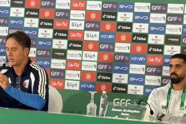الإسباني جوليان لوبيتيغي مدرب المنتخب القطري وإلى جواره حسن الهيدوس (الشرق الأوسط)