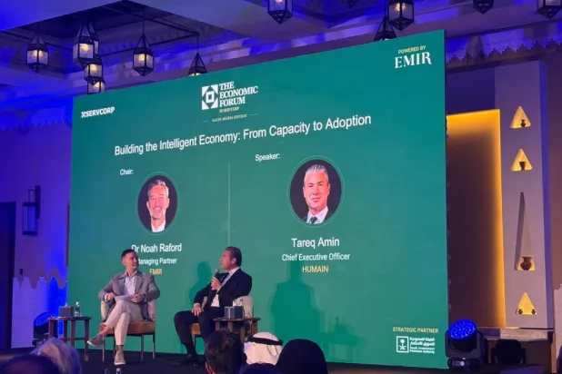 الرئيس التنفيذي لشركة «هيوماين» طارق أمين يتحدث في جلسة ضمن المنتدى الاقتصادي الأول لـ«سيرفكورب» في الرياض (الشرق الأوسط)