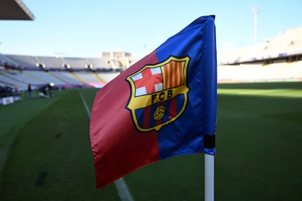 برشلونة يراقب راوم وميتشل لتعزيز صفوفه (د.ب.أ)