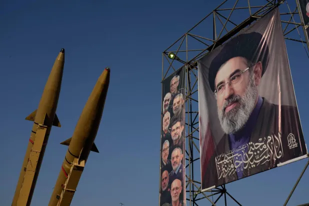صواريخ إيرانية وصور للمرشد الإيراني مجتبى خامنئي وقادة عسكريين قُتلوا في ضربات أميركية وإسرائيلية خلال معرض عسكري في طهران الاثنين (أ.ب)
