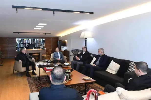 النائب جبران باسيل مستقبلاً وفداً من «حزب الله» سلّمه دعوة لحضور تشييع أمين عام الحزب السابق حسن نصر الله في شهر فبراير 2025 (حساب باسيل على «فيسبوك»)