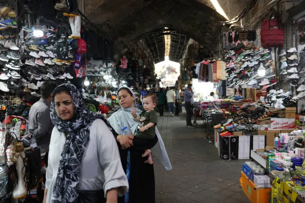 أشخاص يتجولون في سوق محلية بطهران، 26 سبتمبر 2026 (رويترز)

