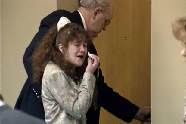 لقطة تلفزيونية تُظهر كريستا بايك وهي تبكي عقب صدور حكم إعدامها في مارس 1996 بمدينة نوكسفيل (أسوشييتد برس)