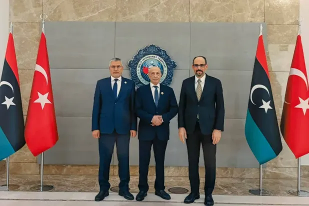 رئيس جهاز الاستخبارات التركي إبراهيم قالن في تركيا مع رئيسي مجلسي «النواب» و«الدولة» عقيلة صالح ومحمد تكالة يوم 10 سبتمبر (المركز الإعلامي التابع لصالح)