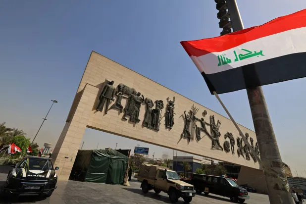علم عراقي في «ساحة التحرير» ببغداد يوم 29 سبتمبر 2026 ضمن احتفالات تنظمها السلطات بمناسبة انتهاء مهمة التحالف الدولي لمحاربة «داعش» (أ.ف.ب)