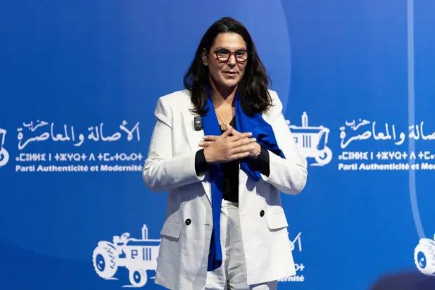 Fatıma ez-Zehra Mansuri, “Asalet ve Çağdaşlık Partisi”nin seçim kampanyası sırasında (AP)