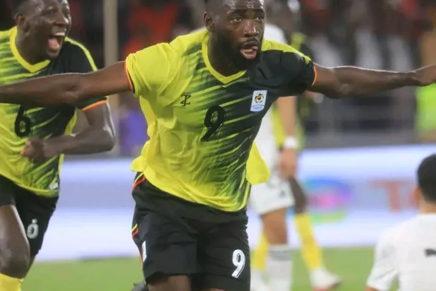 أرنولد فولا يحتفل بهدف الفوز الأوغندي بمرمى ليبيا (الاتحاد الأوغندي)
