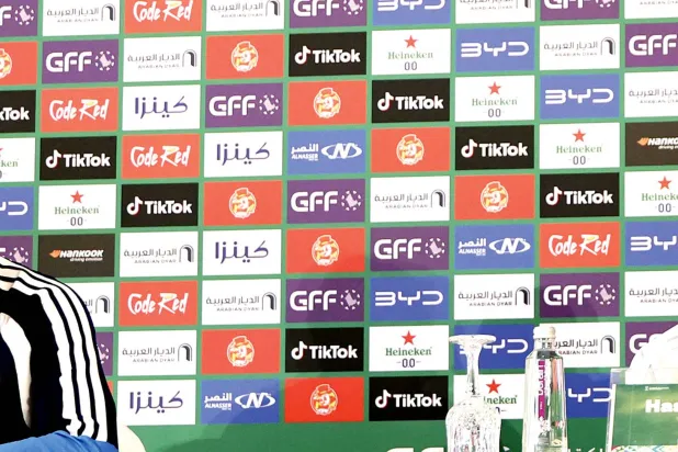  لوبيتيغي خلال المؤتمر وإلى جانبه قائد العنابي الهيدوس (الاتحاد القطري لكرة القدم)