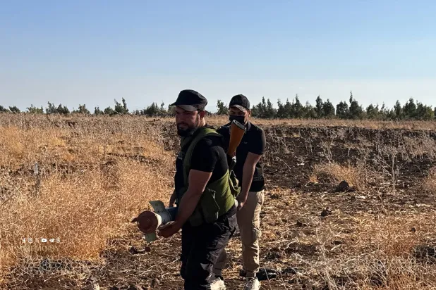 صورة نشرها قوى الأمن الداخلي السوري عن جانب من العملية الأمنية ضد خلية قالت إنها تنتمي إلى «حزب الله» (صفحة قوى الأمن الداخلي السوري على «إكس»)
