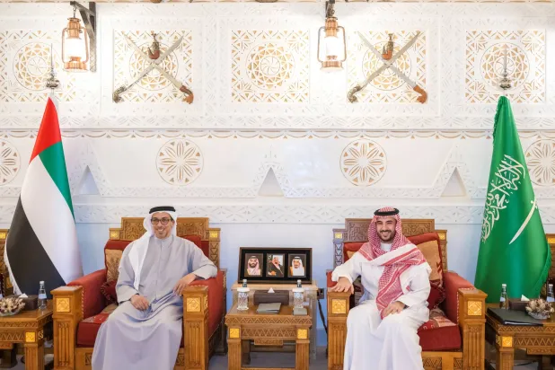 الأمير خالد بن سلمان لدى لقائه الشيخ منصور بن زايد في الرياض الثلاثاء (واس)